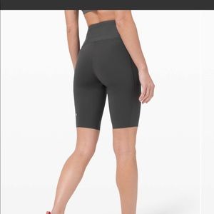 NWT lululemon train free HR short Sz 10 gray